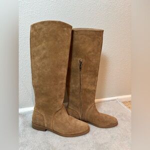 NWOT Ugg Daley suede boots, size 9.